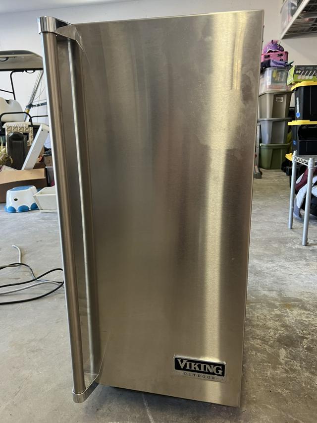 Viking-style undercounter residential ice machine, the type Camelback Ice Co. services.